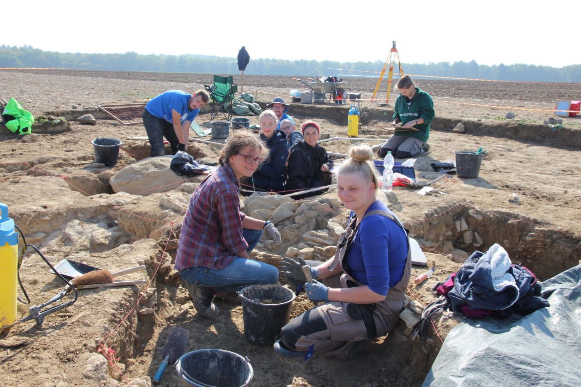 Studierende der WWU Münster bei der Ausgrabung des Megalithgrabs Wewelsburg II 2018